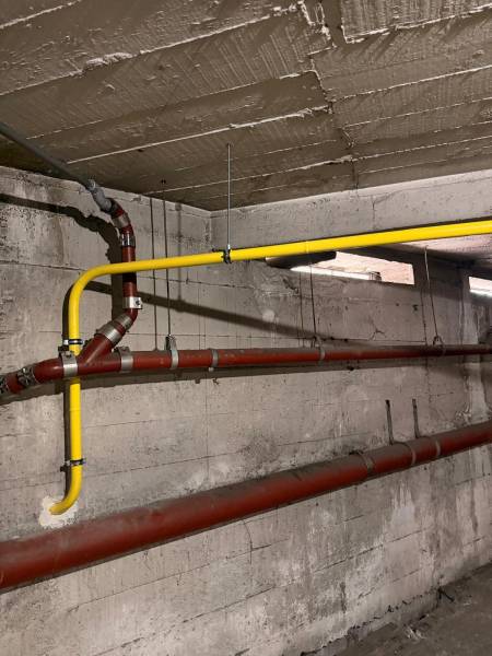 Pose de canalisations en acier ou en cuivre selon les calibres nécessaires, percements de mur, installation de réductions et de vannes de coupure, ainsi que confection des piquages sur conduite montante